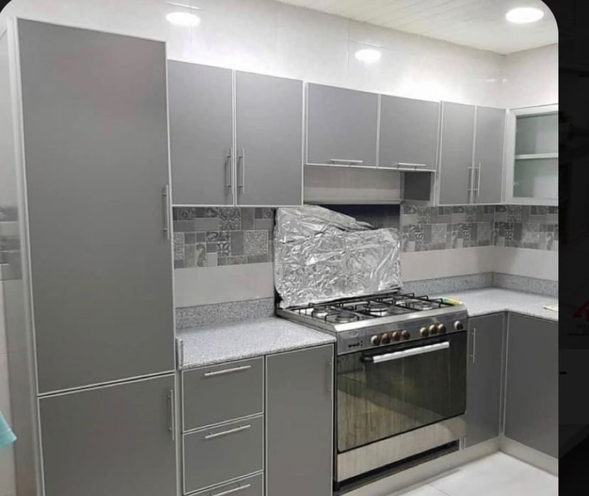 Cuisine en aluminium gris